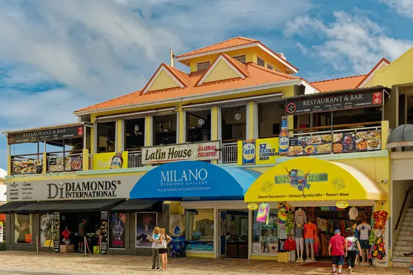 BASSETERRE, SAINT KITTS - 8 Aralık 2023: Port Zante Basseterre, Saint KItts limanı, NCL ve Royal Caribbean gibi yolcu gemileri sayesinde bir alışveriş merkezine dönüştü.