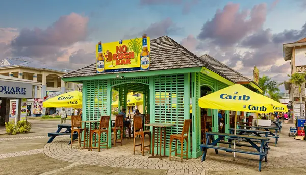 BASSETERRE, SAINT KITTS - 8 Aralık 2023: Port Zante Basseterre, Saint KItts limanı, NCL ve Royal Caribbean gibi yolcu gemileri sayesinde bir alışveriş merkezine dönüştü.