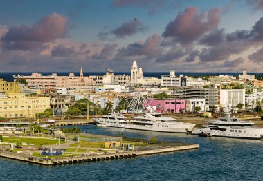 SAN JUAN, PUERTO RICO - 16 Ocak 2024: San Juan Karayipler için önemli bir turizm merkezi olarak hizmet vermektedir. Sadece Luis Munoz Marin Uluslararası havaalanından değil, yolcu gemisi limanından da..