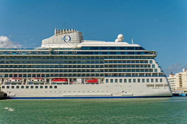 САН-ЖУАН, ПУЕРТО-РИКО - 16 января 2024 года: Сан-Хуан служит главным туристическим центром для остальной части Карибского бассейна. Не только из Международного аэропорта Луиса Муньоса Марина, но и из порта круизных лайнеров.