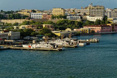 SAN JUAN, PUERTO RICO - 16 Ocak 2024: San Juan Karayipler için önemli bir turizm merkezi olarak hizmet vermektedir. Sadece Luis Munoz Marin Uluslararası havaalanından değil, yolcu gemisi limanından da..