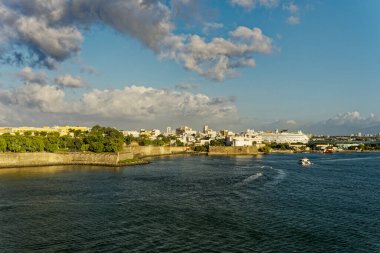 SAN JUAN, PUERTO RICO - 16 Ocak 2024: San Juan Karayipler için önemli bir turizm merkezi olarak hizmet vermektedir. Sadece Luis Munoz Marin Uluslararası havaalanından değil, yolcu gemisi limanından da..