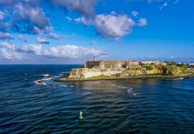 SAN JUAN, PUERTO RICO - 16 Ocak 2024: San Juan Karayipler için önemli bir turizm merkezi olarak hizmet vermektedir. Sadece Luis Munoz Marin Uluslararası havaalanından değil, yolcu gemisi limanından da..