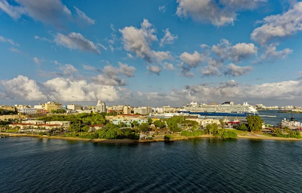 SAN JUAN, PUERTO RICO - 16 Ocak 2024: San Juan Karayipler için önemli bir turizm merkezi olarak hizmet vermektedir. Sadece Luis Munoz Marin Uluslararası havaalanından değil, yolcu gemisi limanından da..