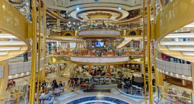 MIAMI, FLORIDA - 16 Ocak 2024: Restoranlar, tiyatrolar ve grup aktiviteleri gibi yenilikçi faaliyetler ve mekanlar her yıl yeni ve eski kruvazörleri yeni ve daha büyük yolcu gemilerine çekiyor..