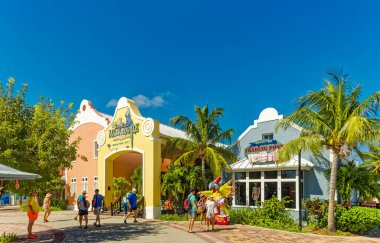 GRAND TURK, TURKS VE CAICOS - 17 Ocak 2024: Turks ve Caicos takımadalarının başkentidir. Her gün binlerce turistin geldiği büyük bir yolcu gemisi durağı haline geldi..