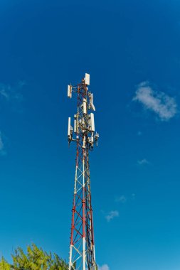 GRAND TURK, TURKS VE CAICOS - 17 Ocak 2024: Turks ve Caicos takımadalarının başkentidir. Her gün binlerce turistin geldiği büyük bir yolcu gemisi durağı haline geldi..