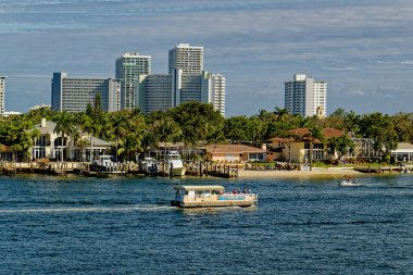 Fort Lauder DERDALE, FLORIDA - 20 Ocak 2024: Port Everglades, hem uluslararası ticaret hem de gemi seyahatlerinin kapısı olduğu için Güney Floridas 'ın önde gelen ekonomik motorlarından biridir..