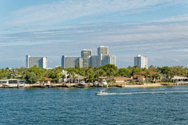 Fort Lauder DERDALE, FLORIDA - 20 Ocak 2024: Port Everglades, hem uluslararası ticaret hem de gemi seyahatlerinin kapısı olduğu için Güney Floridas 'ın önde gelen ekonomik motorlarından biridir..