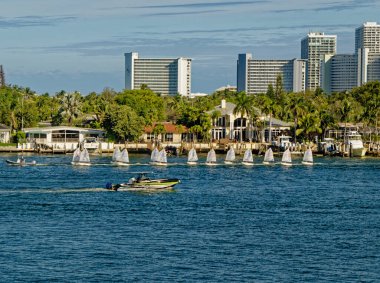 Fort Lauder DERDALE, FLORIDA - 20 Ocak 2024: Port Everglades, hem uluslararası ticaret hem de gemi seyahatlerinin kapısı olduğu için Güney Floridas 'ın önde gelen ekonomik motorlarından biridir..
