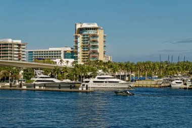 Fort Lauder DERDALE, FLORIDA - 20 Ocak 2024: Port Everglades, hem uluslararası ticaret hem de gemi seyahatlerinin kapısı olduğu için Güney Floridas 'ın önde gelen ekonomik motorlarından biridir..