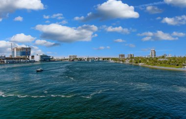 Fort Lauder DERDALE, FLORIDA - 20 Ocak 2024: Port Everglades, hem uluslararası ticaret hem de gemi seyahatlerinin kapısı olduğu için Güney Floridas 'ın önde gelen ekonomik motorlarından biridir..