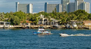 Fort Lauder DERDALE, FLORIDA - 20 Ocak 2024: Port Everglades, hem uluslararası ticaret hem de gemi seyahatlerinin kapısı olduğu için Güney Floridas 'ın önde gelen ekonomik motorlarından biridir..