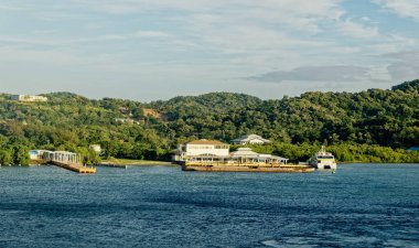 ROATAN, HONDURAS - 23 Ocak 2024: Roatan Limanı, Roatan 'daki iki limandan biridir. Bu limandan Roatan 'a her yıl tahmini olarak 580 bin yolcu gemisi geliyor..