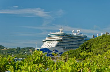 ROATAN, HONDURAS - 23 Ocak 2024: Roatan Limanı, Roatan 'daki iki limandan biridir. Bu limandan Roatan 'a her yıl tahmini olarak 580 bin yolcu gemisi geliyor..