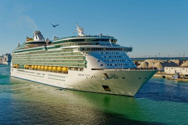 Cape Canaveral, Florida - 28 Ocak 2024: Cape Canaveral, dünyanın en işlek gemi limanlarından biri olan Canaveral Limanı 'na ev sahipliği yapmaktadır..