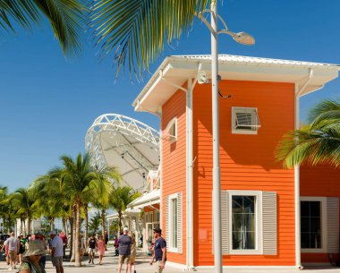 NASSAU, BAHAMAS - 31 Ocak 2024: 260.000 kişilik nüfusuyla, Nassau Bahamalar nüfusunun% 80 'ini içeriyor, güzel pastel pembe binalar ve limana yanaşan yolcu gemileriyle