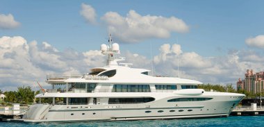NASSAU, BAHAMAS - 31 Ocak 2024: 260.000 kişilik nüfusuyla, Nassau Bahamalar nüfusunun% 80 'ini içeriyor, güzel pastel pembe binalar ve limana yanaşan yolcu gemileriyle