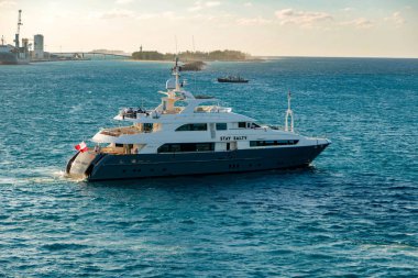 NASSAU, BAHAMAS - 31 Ocak 2024: 260.000 kişilik nüfusuyla, Nassau Bahamalar nüfusunun% 80 'ini içeriyor, güzel pastel pembe binalar ve limana yanaşan yolcu gemileriyle