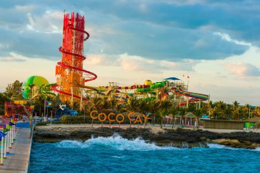 COCO CAY, BAHAMAS - 1 Şubat 2024: Coco Cay, Bahamalar 'da bulunan bir liman. Kraliyet Karayipleri 'ne kiralanmış özel bir adadır. Üç yolcu gemisinin yolcuları için kiralanır..