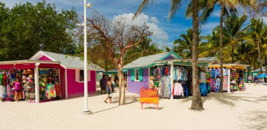 COCO CAY, BAHAMAS - 1 Şubat 2024: Coco Cay, Bahamalar 'da bulunan bir liman. Kraliyet Karayipleri 'ne kiralanmış özel bir adadır. Üç yolcu gemisinin yolcuları için kiralanır..