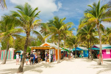 COCO CAY, BAHAMAS - 1 Şubat 2024: Coco Cay, Bahamalar 'da bulunan bir liman. Kraliyet Karayipleri 'ne kiralanmış özel bir adadır. Üç yolcu gemisinin yolcuları için kiralanır..