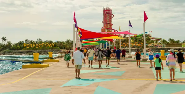 COCO CAY, BAHAMAS - 1 Şubat 2024: Coco Cay, Bahamalar 'da bulunan bir liman. Kraliyet Karayipleri 'ne kiralanmış özel bir adadır. Üç yolcu gemisinin yolcuları için kiralanır..