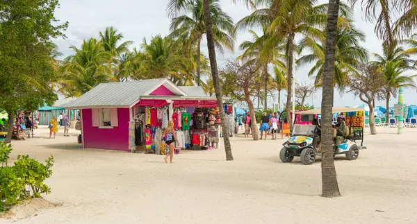 COCO CAY, BAHAMAS - 1 Şubat 2024: Coco Cay, Bahamalar 'da bulunan bir liman. Kraliyet Karayipleri 'ne kiralanmış özel bir adadır. Üç yolcu gemisinin yolcuları için kiralanır..