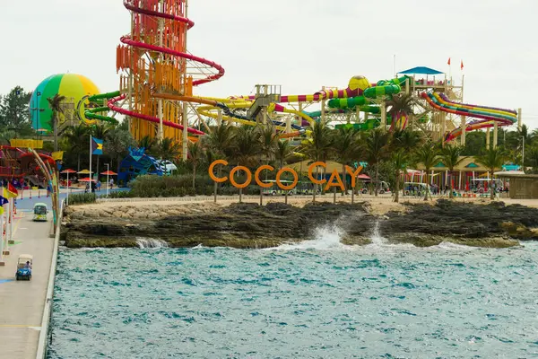 COCO CAY, BAHAMAS - 1 Şubat 2024: Coco Cay, Bahamalar 'da bulunan bir liman. Kraliyet Karayipleri 'ne kiralanmış özel bir adadır. Üç yolcu gemisinin yolcuları için kiralanır..