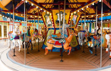 MIAMI, FLORIDA -1 Şubat 2024: Restoranlar, tiyatrolar ve grup aktiviteleri gibi yenilikçi faaliyetler ve mekanlar her yıl yeni ve eski kruvazörleri yeni ve daha büyük yolcu gemilerine çekiyor.