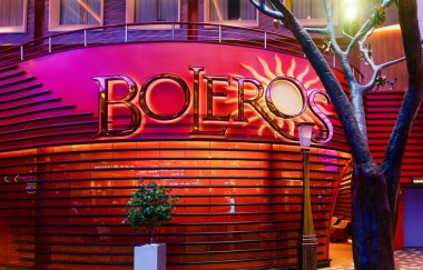 MIAMI, FLORIDA -1 Şubat 2024: Restoranlar, tiyatrolar ve grup aktiviteleri gibi yenilikçi faaliyetler ve mekanlar her yıl yeni ve eski kruvazörleri yeni ve daha büyük yolcu gemilerine çekiyor.