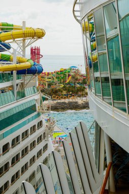 MIAMI, FLORIDA -1 Şubat 2024: Restoranlar, tiyatrolar ve grup aktiviteleri gibi yenilikçi faaliyetler ve mekanlar her yıl yeni ve eski kruvazörleri yeni ve daha büyük yolcu gemilerine çekiyor.