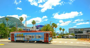 TAMPA, FLORIDA - 3 Mayıs 2024: 2 havaalanı, 160 km 'lik plajları, bir gemi limanı ve birçok eğlence alanı ile, Tampa, St Pete, Clearwater bölgesi Florida' nın en popüler turistik alanlarından biridir.