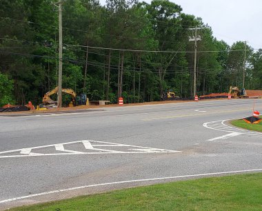 CUMING, GEORGIA - 12 Mayıs 2024: Tatlı su suları boyunca Hwy 9 'un genişletilmesi için kamu hizmetleri inşaatı devam ediyor