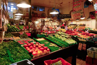 SEATTLE, WASHINGTON - 3 Temmuz 2023 Pike Place Market, Seattle, Washington 'da Elliott Körfezi' ne bakan bir kamu pazarı. Piyasa 1907 'de açıldı..