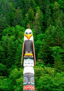 JUNEAU, ALASKA - 7 Temmuz 2023::: Totem kutupları, ataları, tarihleri, insanları veya olayları temsil etmek ve anmak için Kuzeybatı Pasifik 'in ilk ulusları tarafından oluşturulan anıtlardır..