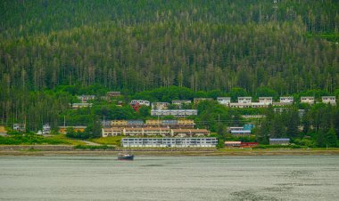 JUNEAU, ALASKA - 7 Temmuz 2024: Juneau şehri Alaska 'nın başkentidir. Haziran ayı nüfusu Mayıs ve Eylül ayları arasında yolcu gemilerinden kabaca 6 bin kişi kadar artabilir..