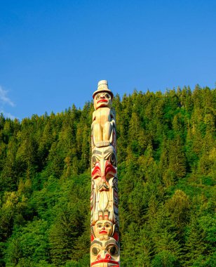 JUNEAU, ALASKA - 7 Temmuz 2023::: Totem kutupları, ataları, tarihleri, insanları veya olayları temsil etmek ve anmak için Kuzeybatı Pasifik 'in ilk ulusları tarafından oluşturulan anıtlardır..