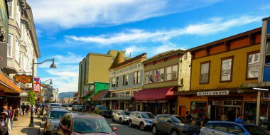 JUNEAU, ALASKA - 7 Temmuz 2024: Juneau şehri Alaska 'nın başkentidir. Haziran ayı nüfusu Mayıs ve Eylül ayları arasında yolcu gemilerinden kabaca 6 bin kişi kadar artabilir..