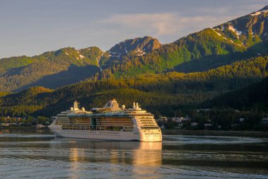 JUNEAU, ALASKA - 7 Temmuz 2024: Juneau şehri Alaska 'nın başkentidir. Haziran ayı nüfusu Mayıs ve Eylül ayları arasında yolcu gemilerinden kabaca 6 bin kişi kadar artabilir..