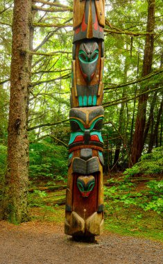 SITKA, ALASKA - 9 Temmuz 2023: Totem kutupları, ataları, tarihleri, insanları veya olayları temsil etmek ve anmak için Pasifik 'in kuzeybatısındaki ilk uluslar tarafından oluşturulan anıtlardır..