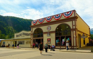 SKAGway, ALASKA - 9 Temmuz 2023 Skagway, Alaska 'da tam zamanlı nüfusu 1.000 kişi olan bir ilçedir. Yaz boyunca, yolcu gemileri 900 binden fazla ziyaretçi çekiyor..