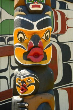 VICTORIA, BC, CANADA - 11 Temmuz 2023:: Totem kutupları, ataları, tarihleri, insanları veya olayları temsil etmek ve anmak için Pasifik 'in kuzeybatısındaki ilk uluslar tarafından oluşturulan anıtlardır..