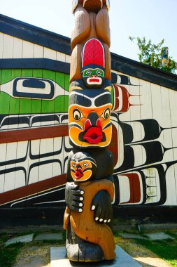 VICTORIA, BC, CANADA - 11 Temmuz 2023:: Totem kutupları, ataları, tarihleri, insanları veya olayları temsil etmek ve anmak için Pasifik 'in kuzeybatısındaki ilk uluslar tarafından oluşturulan anıtlardır..