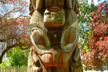 VICTORIA, BC, CANADA - 11 Temmuz 2023:: Totem kutupları, ataları, tarihleri, insanları veya olayları temsil etmek ve anmak için Pasifik 'in kuzeybatısındaki ilk uluslar tarafından oluşturulan anıtlardır..
