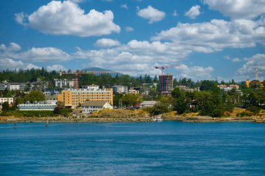 VICTORIA, CANADA - 11 Temmuz 2024: Tarihi cazibenin modern canlılıkla buluştuğu, çarpıcı manzaralar, zengin kültür ve eşsiz bir Pasifik Kuzeybatı deneyimi sunan bir kıyı mücevheri.