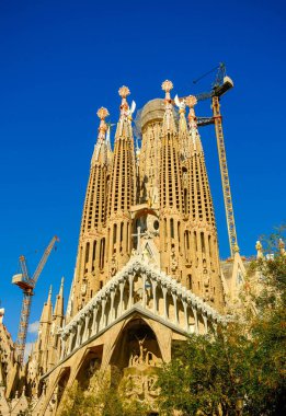 BARCELONA, SPAIN - 3 Ekim 2024: Sagrada Fam lia, Antoni Gaud 'un ikonik bazilikası, Barcelona' da Gotik ve modernist tarzları harmanlayan bir mimari mucize olarak duruyor ve hala tamamlanmamış..