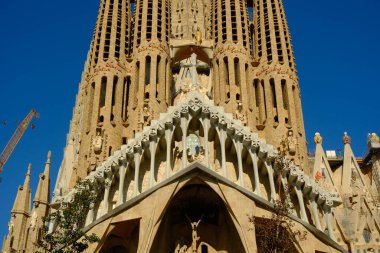 BARCELONA, SPAIN - 3 Ekim 2024: Sagrada Fam lia, Antoni Gaud 'un ikonik bazilikası, Barcelona' da Gotik ve modernist tarzları harmanlayan bir mimari mucize olarak duruyor ve hala tamamlanmamış..