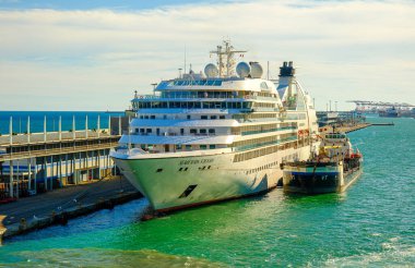 BARCELONA, SPAIN - 3 Ekim 2024: Lüks ve ayrıcalıklı konforlarıyla tanınan The Seabourn Sojourn, yolculara rafine ve samimi bir gezinti deneyimi sunarak Barcelona 'dan ayrılır..