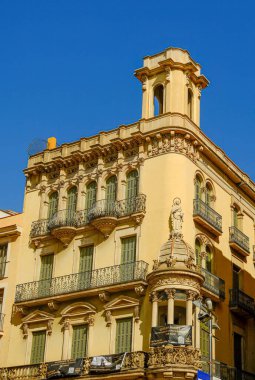 BARCELONA, İspanya - 3 Ekim 2024 Barcelona İspanya 'nın Katalonya eyaletinin başkentidir. Barcelona, eşsiz mimarisi, kiliseleri ve parklarıyla önemli bir turizm beldesi ve 1992 Olimpiyatları 'na ev sahipliği yaptı.
